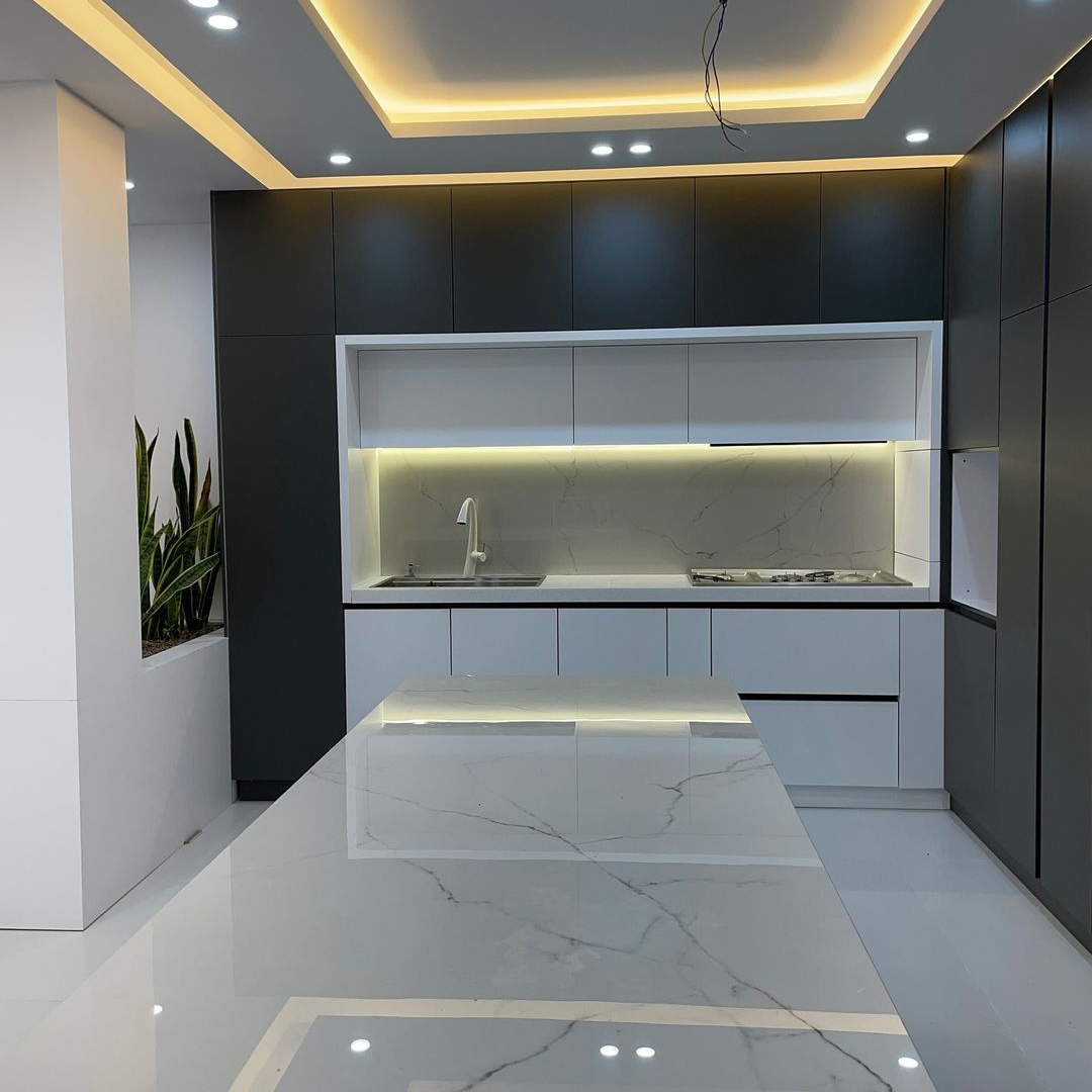 نمونه کار  مستر دکورچی  کابینت هایگلاس مات مدرن